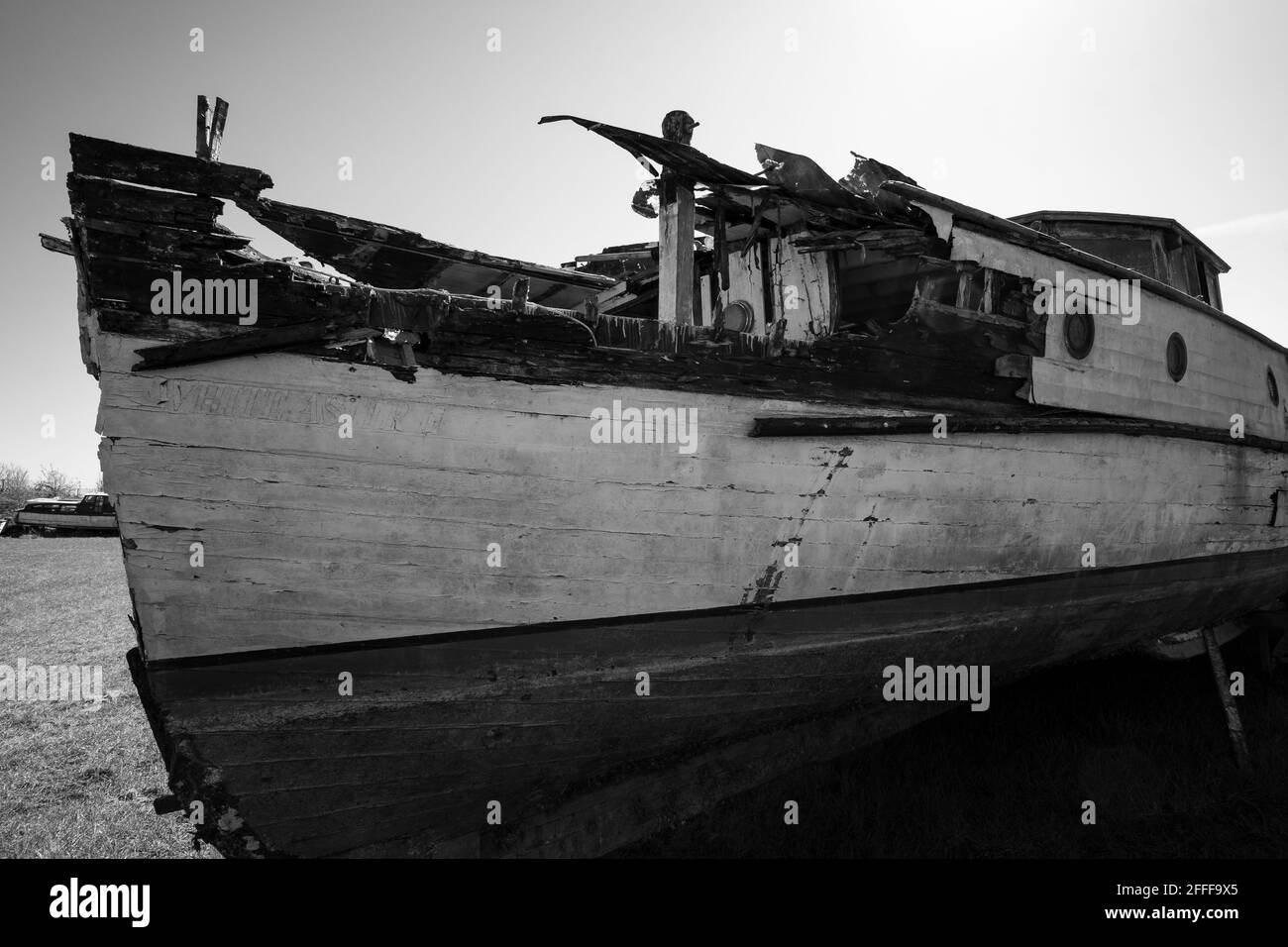 Holzboot mit beschädigtem Rumpf Stockfoto