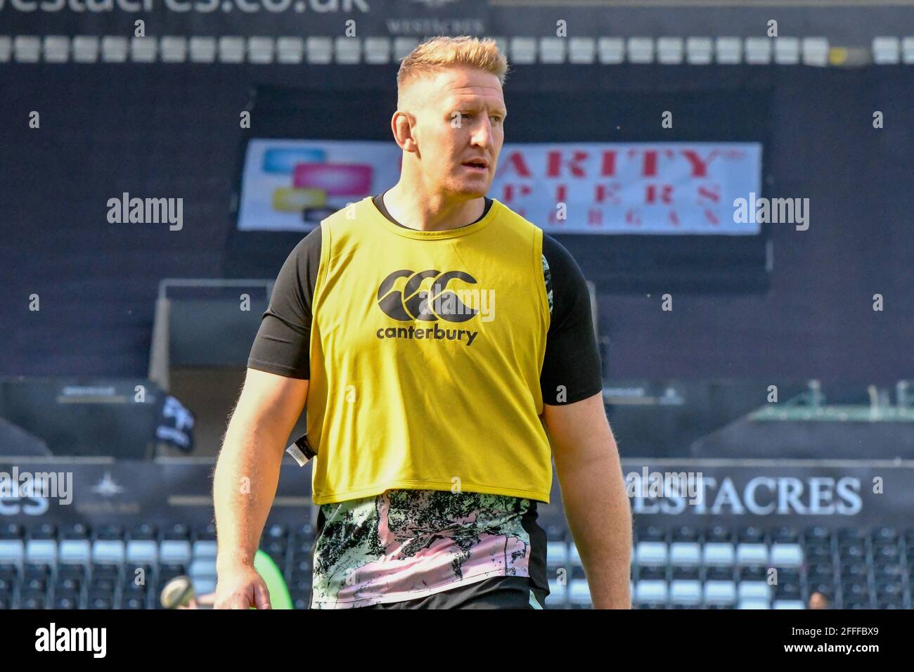 Swansea, Großbritannien. April 2021. Bradley Davies von Ospreys während des Vormatches Aufwärmen vor dem Guinness PRO14 Rainbow Cup-Spiel zwischen Ospreys und Cardiff Blues am 24. April 2021 im Liberty Stadium in Swansea, Wales, Großbritannien. Sportstadien in ganz Großbritannien unterliegen aufgrund der Coronavirus-Pandemie weiterhin strengen Beschränkungen, da staatliche Gesetze zur sozialen Distanzierung Fans innerhalb von Veranstaltungsorten verbieten, was dazu führt, dass Spiele hinter verschlossenen Türen gespielt werden. Quelle: Duncan Thomas/Majestic Media/Alamy Live News. Stockfoto