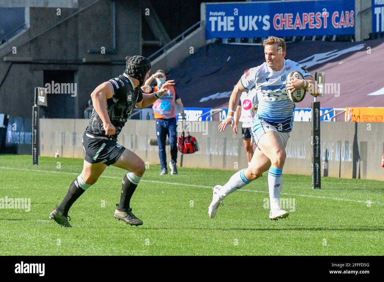 Swansea, Großbritannien. April 2021. Hallam Amos von Cardiff Blues läuft trotz der Aufmerksamkeit von Dan Evans von Ospreys während des Guinness PRO14 Rainbow Cup-Spiels zwischen Ospreys und Cardiff Blues am 24. April 2021 im Liberty Stadium in Swansea, Wales, Großbritannien. Sportstadien in ganz Großbritannien unterliegen aufgrund der Coronavirus-Pandemie weiterhin strengen Beschränkungen, da staatliche Gesetze zur sozialen Distanzierung Fans innerhalb von Veranstaltungsorten verbieten, was dazu führt, dass Spiele hinter verschlossenen Türen gespielt werden. Quelle: Duncan Thomas/Majestic Media/Alamy Live News. Stockfoto