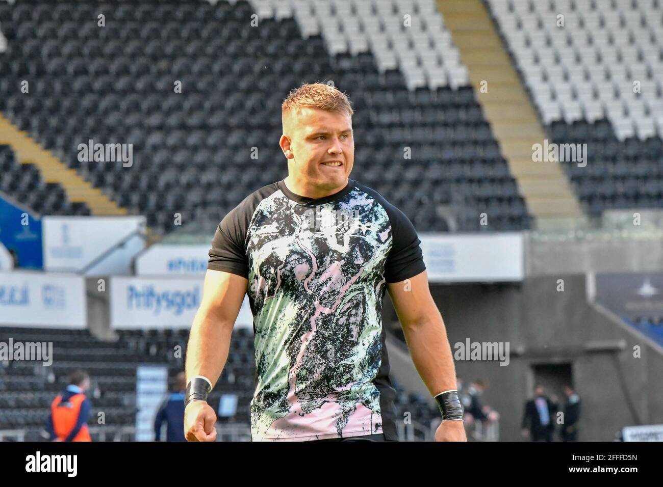 Swansea, Großbritannien. April 2021. IFAN Phillips von Ospreys beim Aufwärmen vor dem Guinness PRO14 Rainbow Cup-Spiel zwischen Ospreys und Cardiff Blues am 24. April 2021 im Liberty Stadium in Swansea, Wales, Großbritannien. Sportstadien in ganz Großbritannien unterliegen aufgrund der Coronavirus-Pandemie weiterhin strengen Beschränkungen, da staatliche Gesetze zur sozialen Distanzierung Fans innerhalb von Veranstaltungsorten verbieten, was dazu führt, dass Spiele hinter verschlossenen Türen gespielt werden. Quelle: Duncan Thomas/Majestic Media/Alamy Live News. Stockfoto