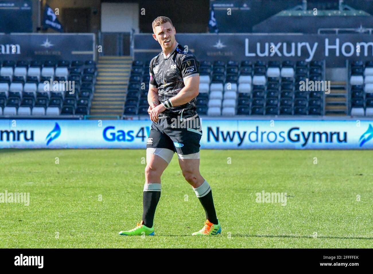 Swansea, Großbritannien. April 2021. George North von Ospreys während des Guinness PRO14 Rainbow Cup-Spiels zwischen Ospreys und Cardiff Blues am 24. April 2021 im Liberty Stadium in Swansea, Wales, Großbritannien. Sportstadien in ganz Großbritannien unterliegen aufgrund der Coronavirus-Pandemie weiterhin strengen Beschränkungen, da staatliche Gesetze zur sozialen Distanzierung Fans innerhalb von Veranstaltungsorten verbieten, was dazu führt, dass Spiele hinter verschlossenen Türen gespielt werden. Quelle: Duncan Thomas/Majestic Media/Alamy Live News. Stockfoto
