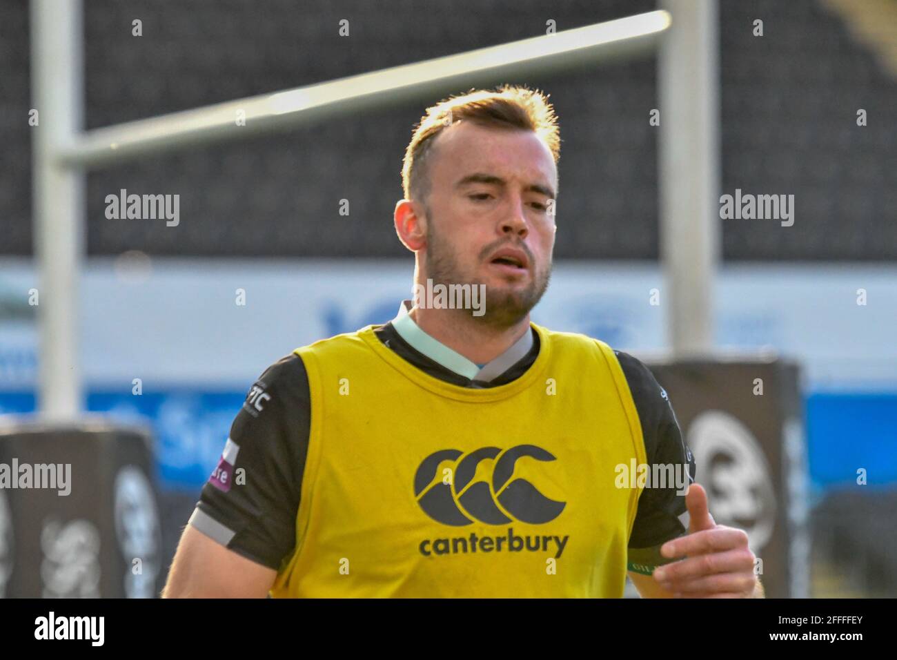 Swansea, Großbritannien. April 2021. Cai Evans von Ospreys erwärmt sich am 24. April 2021 beim Guinness PRO14 Rainbow Cup-Spiel zwischen Ospreys und Cardiff Blues im Liberty Stadium in Swansea, Wales, Großbritannien. Sportstadien in ganz Großbritannien unterliegen aufgrund der Coronavirus-Pandemie weiterhin strengen Beschränkungen, da staatliche Gesetze zur sozialen Distanzierung Fans innerhalb von Veranstaltungsorten verbieten, was dazu führt, dass Spiele hinter verschlossenen Türen gespielt werden. Quelle: Duncan Thomas/Majestic Media/Alamy Live News. Stockfoto