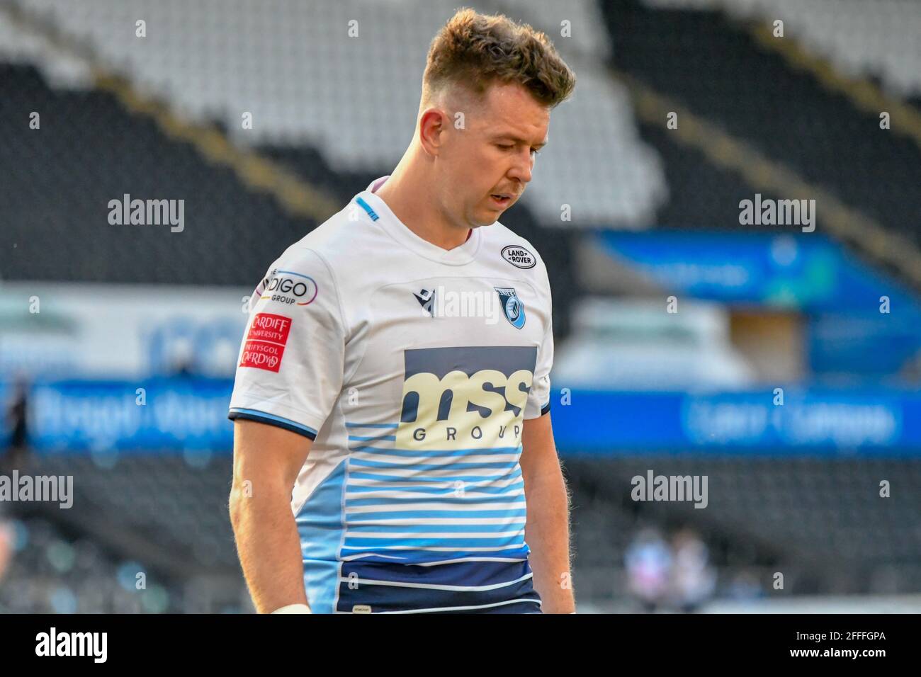 Swansea, Großbritannien. April 2021. Jason Harries von Cardiff Blues beim Guinness PRO14 Rainbow Cup Spiel zwischen Ospreys und Cardiff Blues am 24. April 2021 im Liberty Stadium in Swansea, Wales, Großbritannien. Sportstadien in ganz Großbritannien unterliegen aufgrund der Coronavirus-Pandemie weiterhin strengen Beschränkungen, da staatliche Gesetze zur sozialen Distanzierung Fans innerhalb von Veranstaltungsorten verbieten, was dazu führt, dass Spiele hinter verschlossenen Türen gespielt werden. Quelle: Duncan Thomas/Majestic Media/Alamy Live News. Stockfoto
