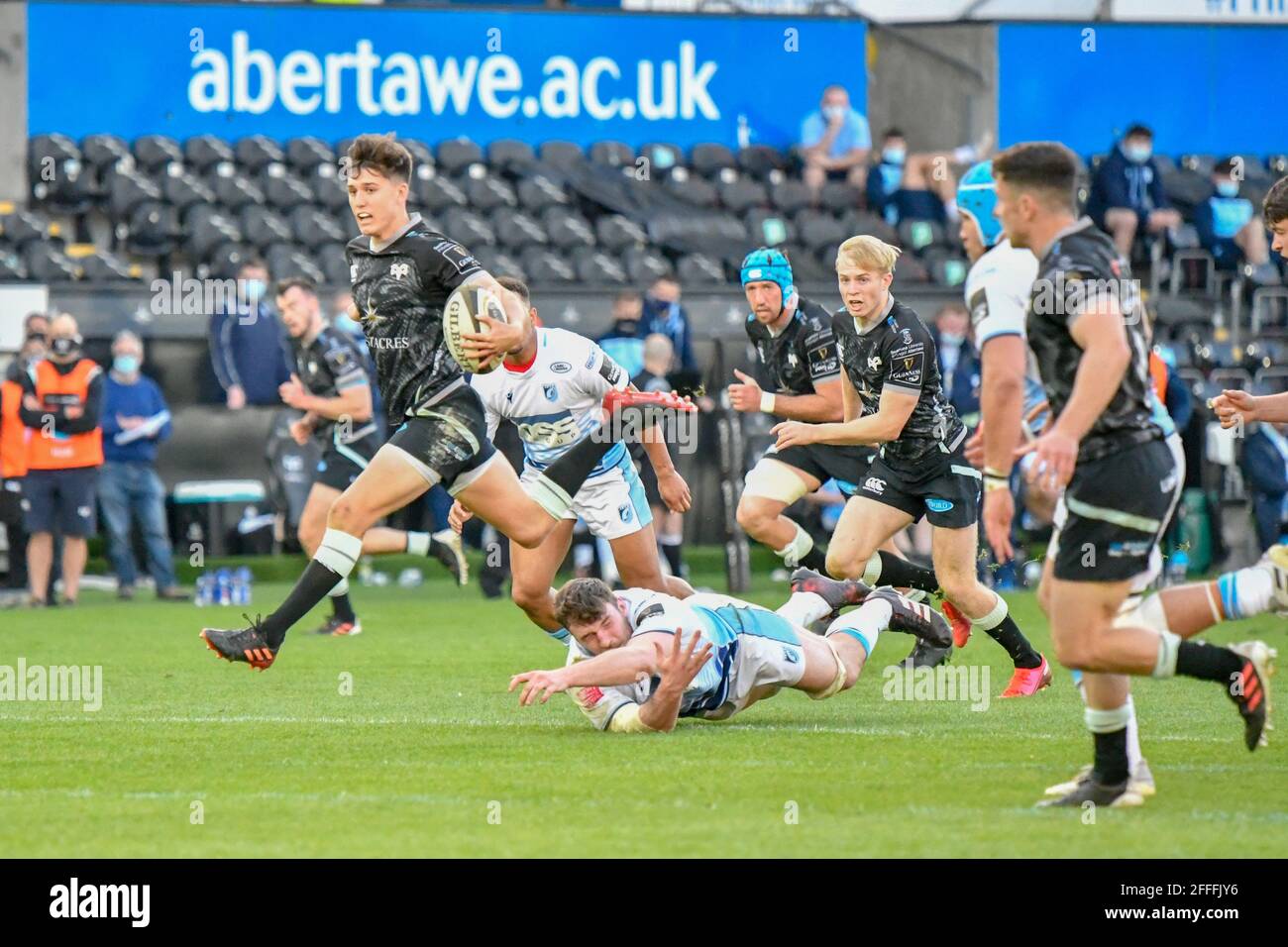 Swansea, Großbritannien. April 2021. Reuben Morgan-Williams von Ospreys läuft mit dem Ball während des Guinness PRO14 Rainbow Cup-Spiels zwischen Ospreys und Cardiff Blues am 24. April 2021 im Liberty Stadium in Swansea, Wales, Großbritannien. Sportstadien in ganz Großbritannien unterliegen aufgrund der Coronavirus-Pandemie weiterhin strengen Beschränkungen, da staatliche Gesetze zur sozialen Distanzierung Fans innerhalb von Veranstaltungsorten verbieten, was dazu führt, dass Spiele hinter verschlossenen Türen gespielt werden. Quelle: Duncan Thomas/Majestic Media/Alamy Live News. Stockfoto