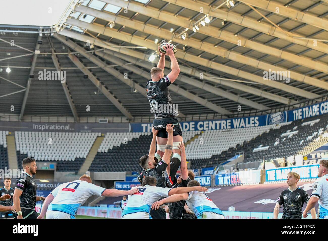 Swansea, Großbritannien. April 2021. Bradley Davies von Ospreys behauptet die Linie während des Guinness PRO14 Rainbow Cup-Spiels zwischen Ospreys und Cardiff Blues am 24. April 2021 im Liberty Stadium in Swansea, Wales, Großbritannien. Sportstadien in ganz Großbritannien unterliegen aufgrund der Coronavirus-Pandemie weiterhin strengen Beschränkungen, da staatliche Gesetze zur sozialen Distanzierung Fans innerhalb von Veranstaltungsorten verbieten, was dazu führt, dass Spiele hinter verschlossenen Türen gespielt werden. Quelle: Duncan Thomas/Majestic Media/Alamy Live News. Stockfoto