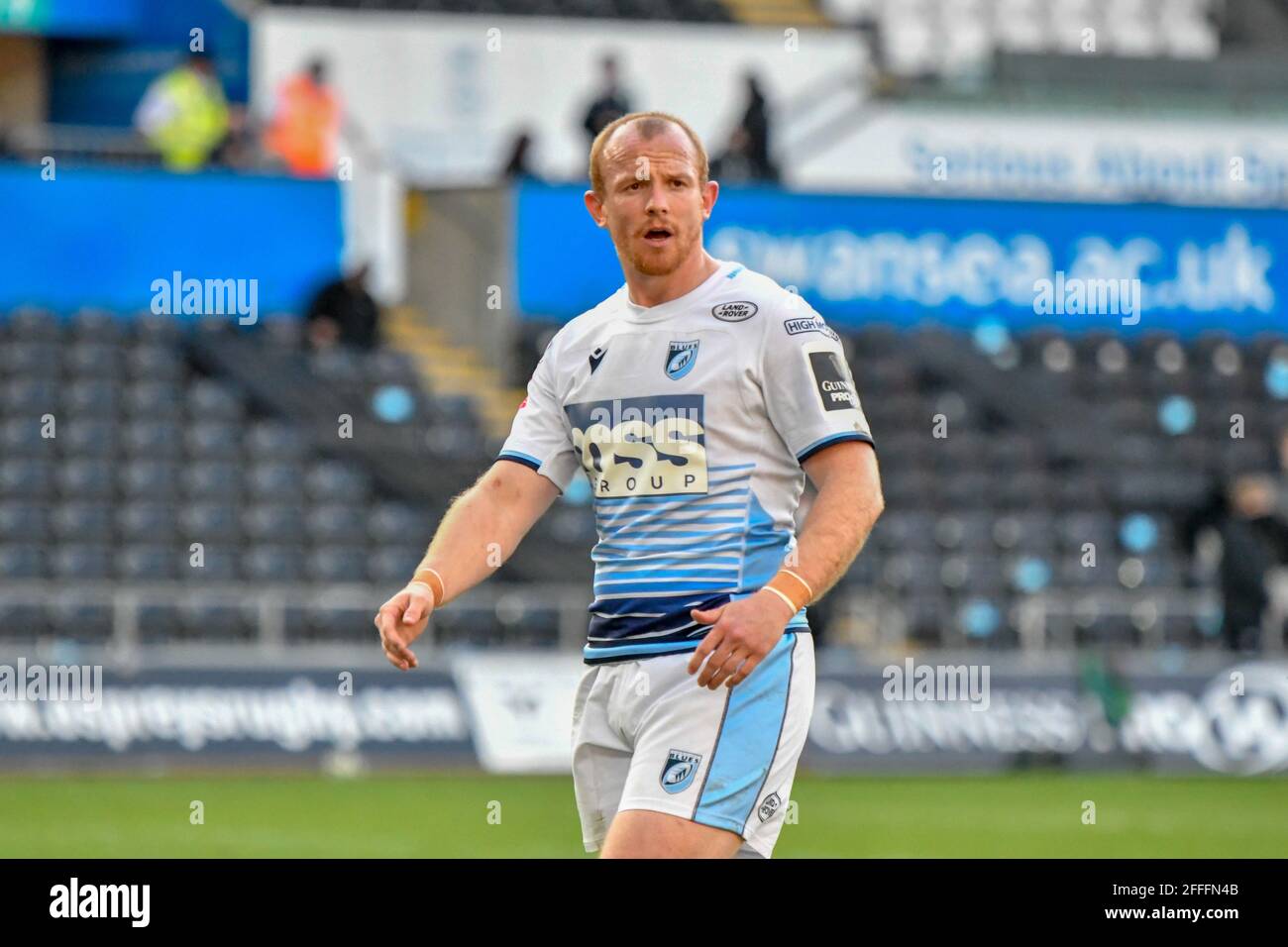 Swansea, Großbritannien. April 2021. Dan Fish von Cardiff Blues beim Guinness PRO14 Rainbow Cup Spiel zwischen Ospreys und Cardiff Blues am 24. April 2021 im Liberty Stadium in Swansea, Wales, Großbritannien. Sportstadien in ganz Großbritannien unterliegen aufgrund der Coronavirus-Pandemie weiterhin strengen Beschränkungen, da staatliche Gesetze zur sozialen Distanzierung Fans innerhalb von Veranstaltungsorten verbieten, was dazu führt, dass Spiele hinter verschlossenen Türen gespielt werden. Quelle: Duncan Thomas/Majestic Media/Alamy Live News. Stockfoto