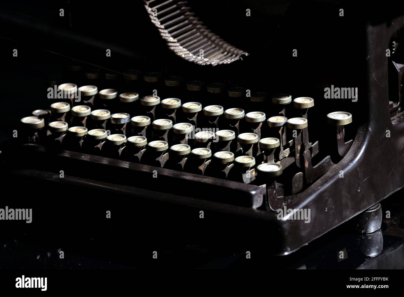 Vintage Mechanische Schreibmaschine Mit Kyrillischem Tastaturlayout  Isoliert Auf Schwarz Hintergrund Konzept Fotografie Nahaufnahme  Stockfotografie - Alamy