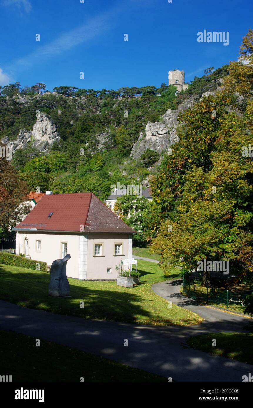Mödling (Mödling), Niederösterreich. Reisezielreise ab Wien. Schöne Aussicht auf Österreich Dorf mit blauem Himmel und Natur, Österreich. Stockfoto