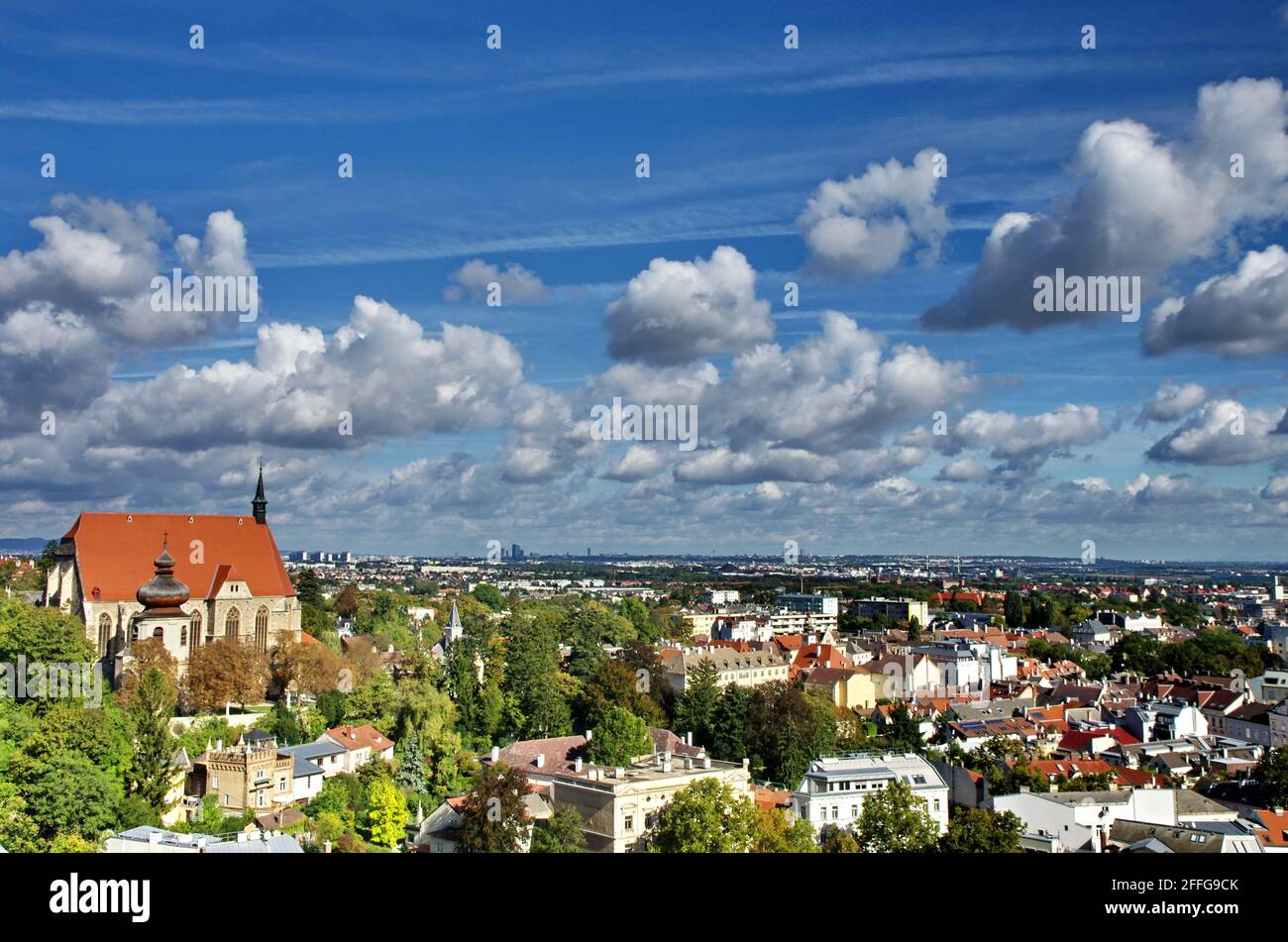 Mödling (Mödling), Niederösterreich. Reisezielreise ab Wien. Schöner Blick auf Österreich mit Kirche, blauem Himmel, Wolken und Natur, Österreich. Stockfoto