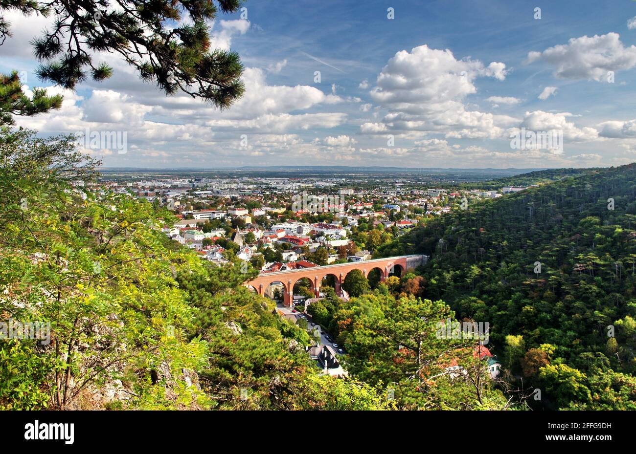 Mödling (Mödling), Niederösterreich. Reisezielreise ab Wien. Schöne Aussicht auf Österreich mit Viadukt, blauem Himmel, Wolken und Bergen, Stockfoto