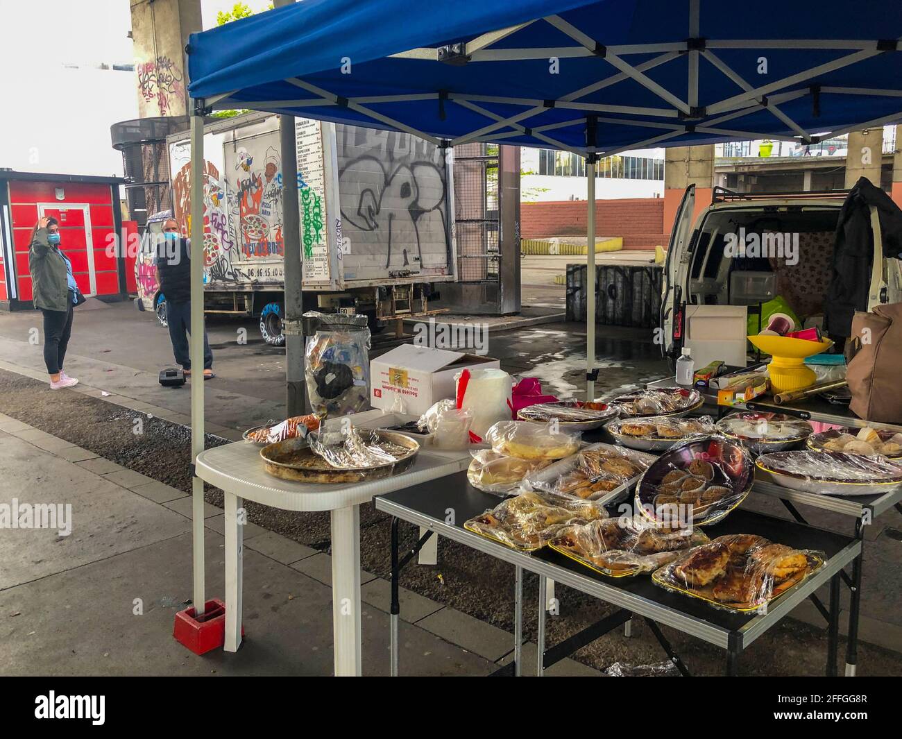 Bagnolet, Frankreich, Pariser Vororte, Straßenszenen, Street Food, Mann, der Ramadan Iftar-Mahlzeiten verkauft Stockfoto