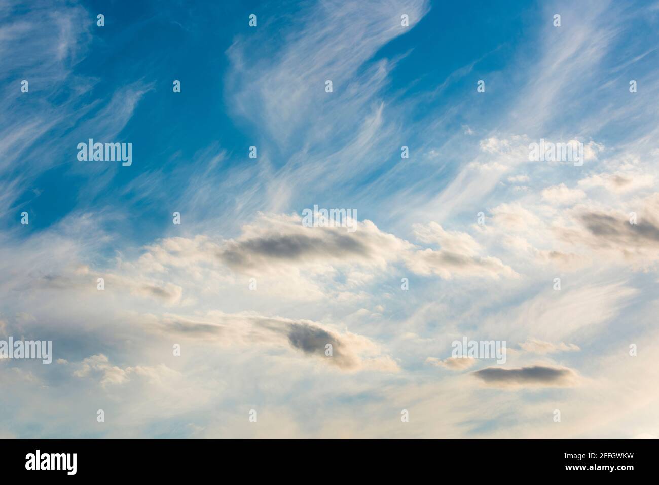 Schöner blauer Himmel mit Frühlingswolken Hintergrund Stockfoto