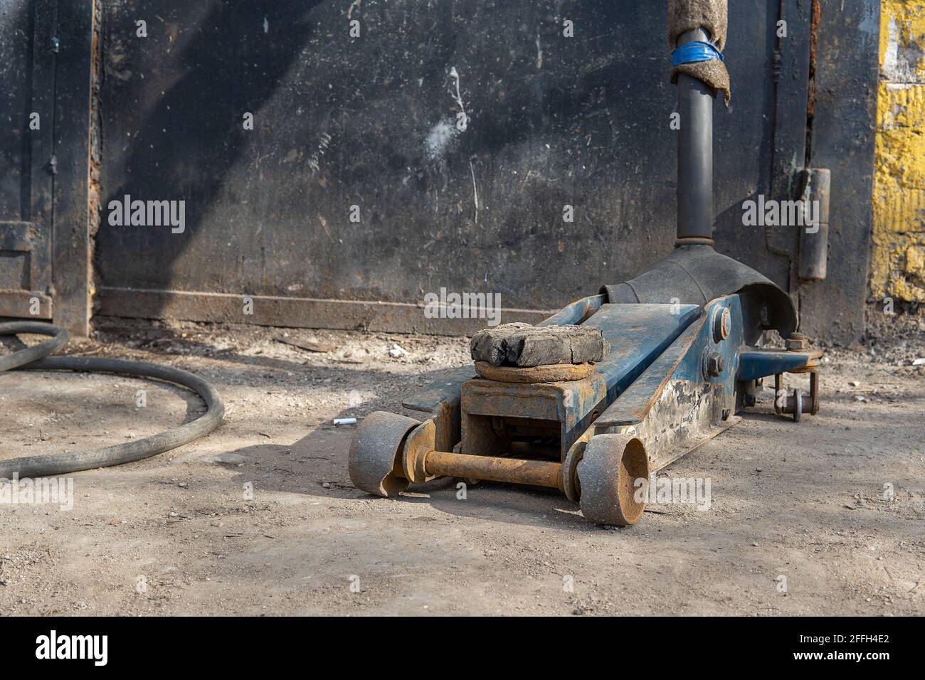 Alter Wagenheber in der Nähe der Reifenwechselstation Stockfoto