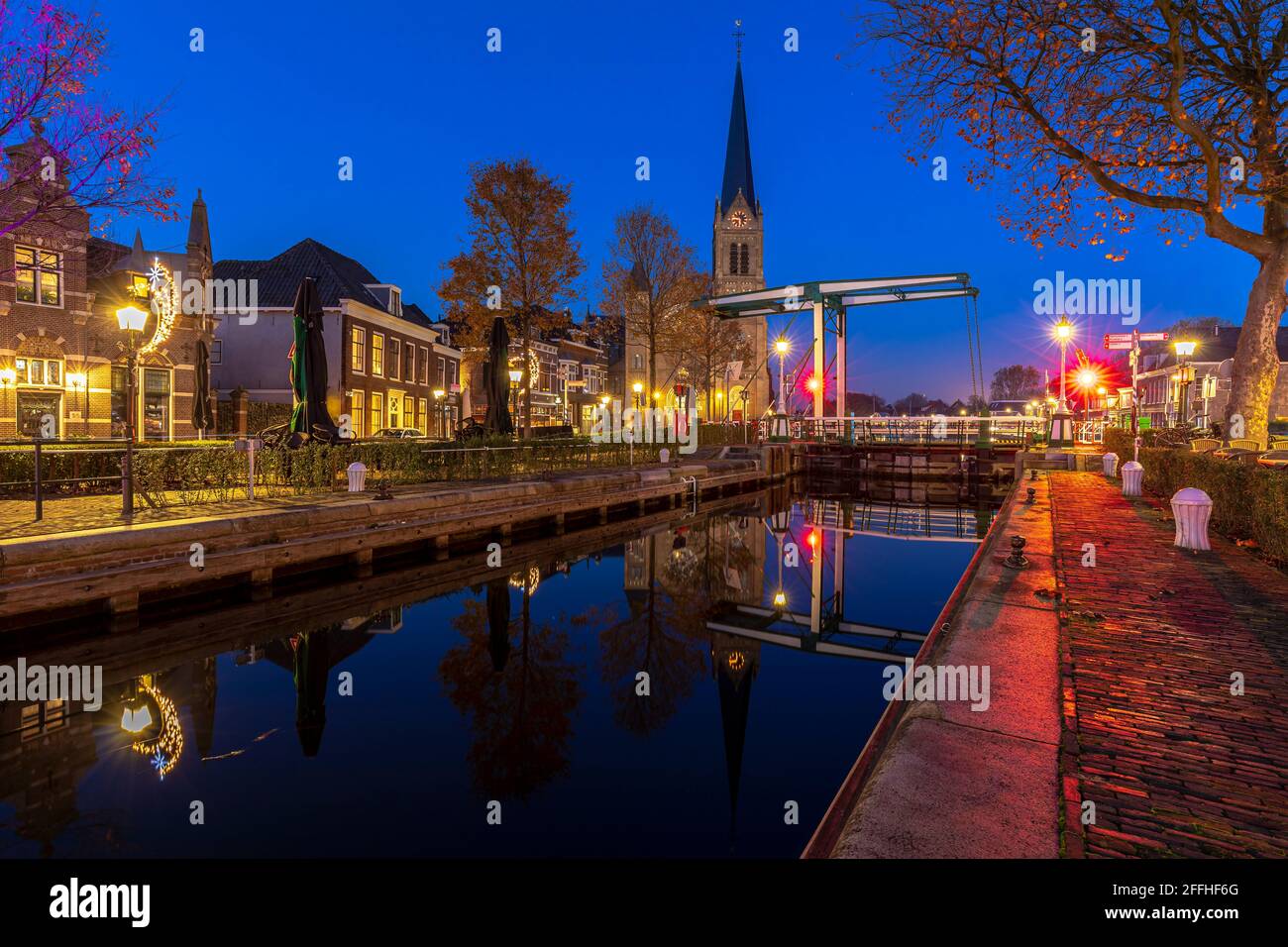 Das historische Dorf Leidschendam, in den Niederlanden am Rijn-schiekanaal während der Dämmerung Stockfoto