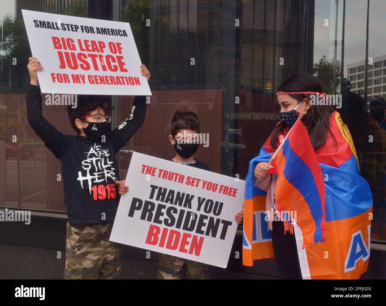 Los Angeles, Usa. April 2021. Hunderte von Menschen versammeln sich vor dem türkischen Konsulat, um den 106. Jahrestag des Beginns der Massenmorde an Armeniern durch türkische Streitkräfte während des Ersten Weltkriegs zu begehen und um die offizielle Anerkennung der Gräueltaten als Völkermord durch Präsident Joe Biden in Los Angeles am Samstag, dem 24. April 2021, zu feiern. Biden wurde der erste US-Präsident, der die Massenmorde an Armeniern Anfang des 20. Jahrhunderts als Völkermord anerkennt und eine lange Lobbyarbeit der armenisch-amerikanischen Gemeinschaft erfüllt. Foto von Jim Ruymen/UPI Credit: UPI/Alamy Live News Stockfoto