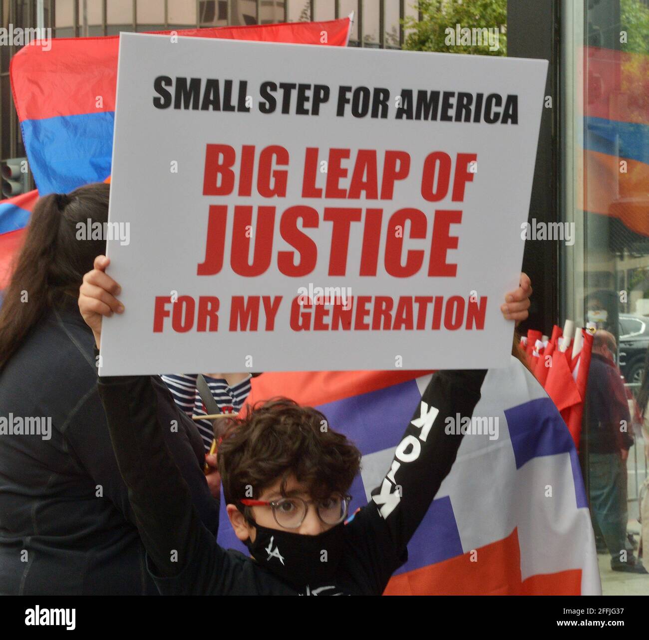 Los Angeles, Usa. April 2021. Hunderte von Menschen versammeln sich vor dem türkischen Konsulat, um den 106. Jahrestag des Beginns der Massenmorde an Armeniern durch türkische Streitkräfte während des Ersten Weltkriegs zu begehen und um die offizielle Anerkennung der Gräueltaten als Völkermord durch Präsident Joe Biden in Los Angeles am Samstag, dem 24. April 2021, zu feiern. Biden wurde der erste US-Präsident, der die Massenmorde an Armeniern Anfang des 20. Jahrhunderts als Völkermord anerkennt und eine lange Lobbyarbeit der armenisch-amerikanischen Gemeinschaft erfüllt. Foto von Jim Ruymen/UPI Credit: UPI/Alamy Live News Stockfoto