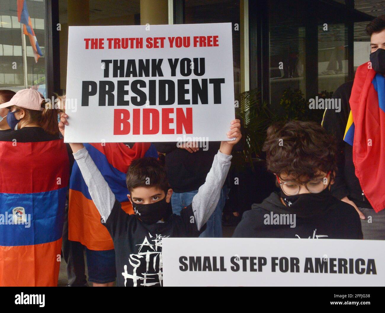 Los Angeles, Usa. April 2021. Hunderte von Menschen versammeln sich vor dem türkischen Konsulat, um den 106. Jahrestag des Beginns der Massenmorde an Armeniern durch türkische Streitkräfte während des Ersten Weltkriegs zu begehen und um die offizielle Anerkennung der Gräueltaten als Völkermord durch Präsident Joe Biden in Los Angeles am Samstag, dem 24. April 2021, zu feiern. Biden wurde der erste US-Präsident, der die Massenmorde an Armeniern Anfang des 20. Jahrhunderts als Völkermord anerkennt und eine lange Lobbyarbeit der armenisch-amerikanischen Gemeinschaft erfüllt. Foto von Jim Ruymen/UPI Credit: UPI/Alamy Live News Stockfoto