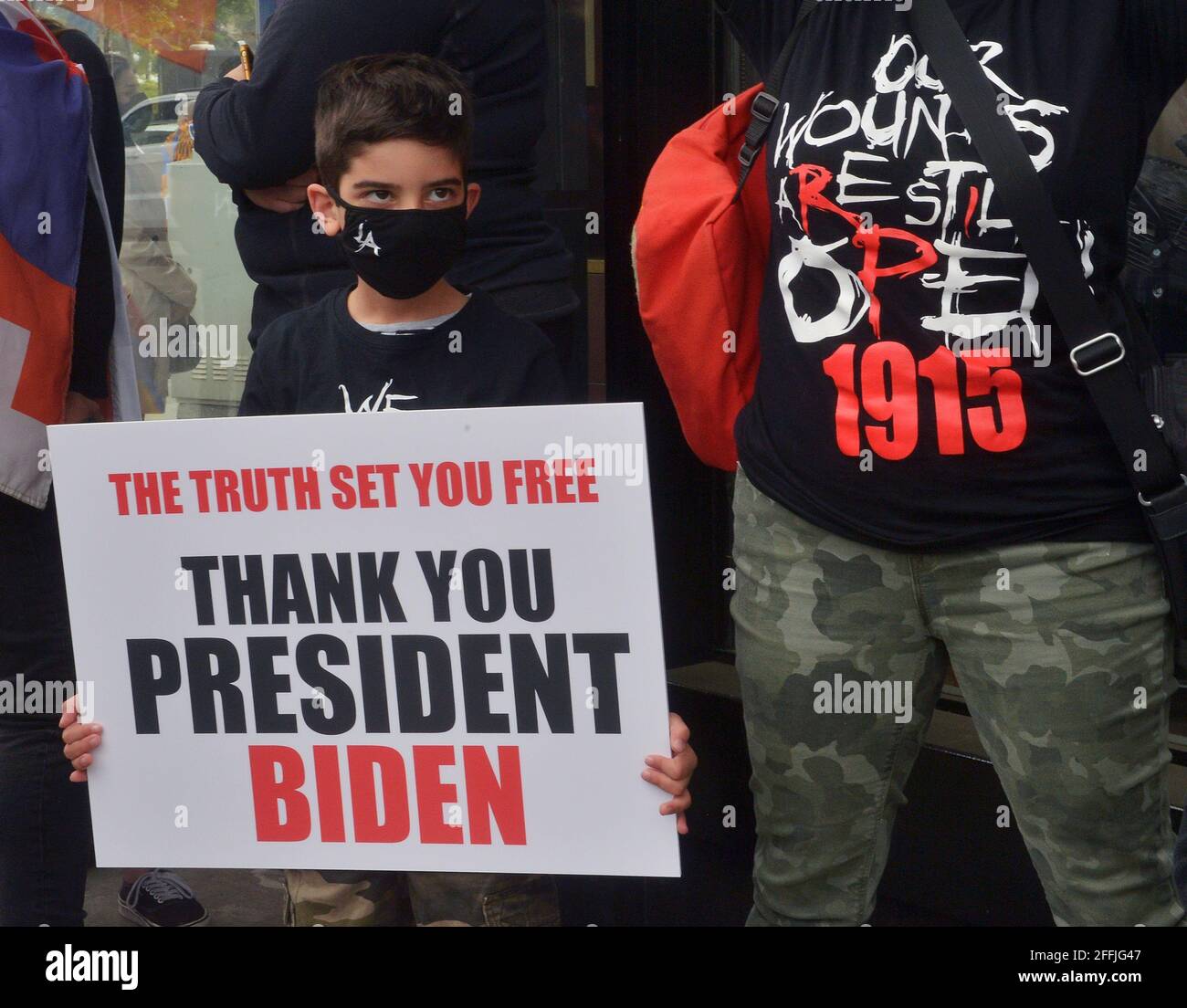 Los Angeles, Usa. April 2021. Hunderte von Menschen versammeln sich vor dem türkischen Konsulat, um den 106. Jahrestag des Beginns der Massenmorde an Armeniern durch türkische Streitkräfte während des Ersten Weltkriegs zu begehen und um die offizielle Anerkennung der Gräueltaten als Völkermord durch Präsident Joe Biden in Los Angeles am Samstag, dem 24. April 2021, zu feiern. Biden wurde der erste US-Präsident, der die Massenmorde an Armeniern Anfang des 20. Jahrhunderts als Völkermord anerkennt und eine lange Lobbyarbeit der armenisch-amerikanischen Gemeinschaft erfüllt. Foto von Jim Ruymen/UPI Credit: UPI/Alamy Live News Stockfoto