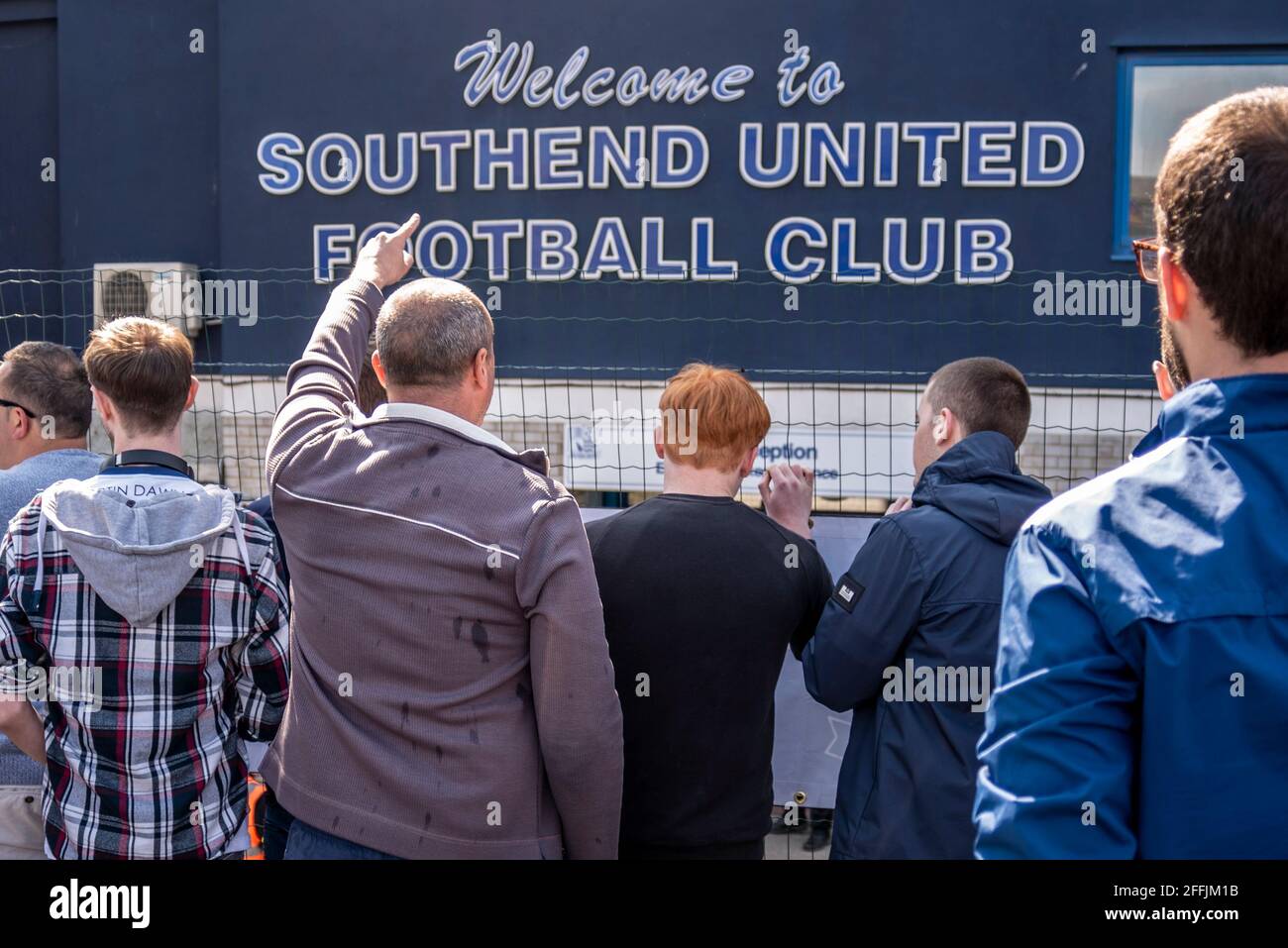 Unterstützer bei einem Protest gegen den Vorsitzenden Ron Martin vor dem Roots Hall-Stadion des Southend Utd Football Club, Essex, Großbritannien. Chanten Stockfoto