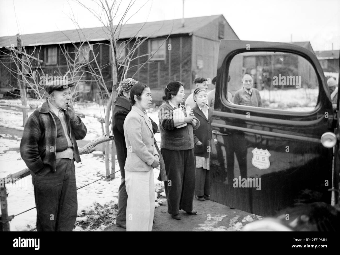 Gruppe von Japanern und Amerikanern, die auf die Abreise warten, Manzanar Relocation Center, Kalifornien, USA, Ansel Adams, Manzanar War Relocation Center Collection, 1943 Stockfoto