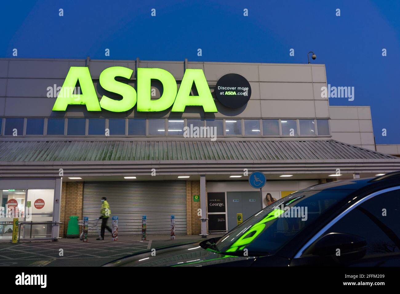 ASDA-Logo in grüner Schrift, oben am Ladeneingang in London befestigt Stockfoto