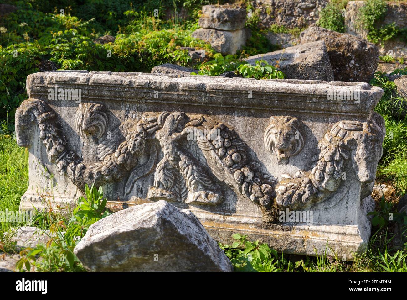 Relief Steinschnitzerei, Architektur Detail in Roman Agora, Athen, Griechenland. Klassisches griechisches Ornament aus gefallenen antiken Gebäuden. Stück Stein modellieren Stockfoto