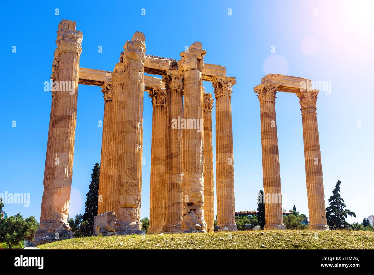 Tempel des olympischen Zeus in Athen, Griechenland, Europa. Das antike Zeus-Gebäude ist ein berühmtes Wahrzeichen des alten Athen. Sonniger Blick auf die klassischen griechischen Ruinen auf b Stockfoto