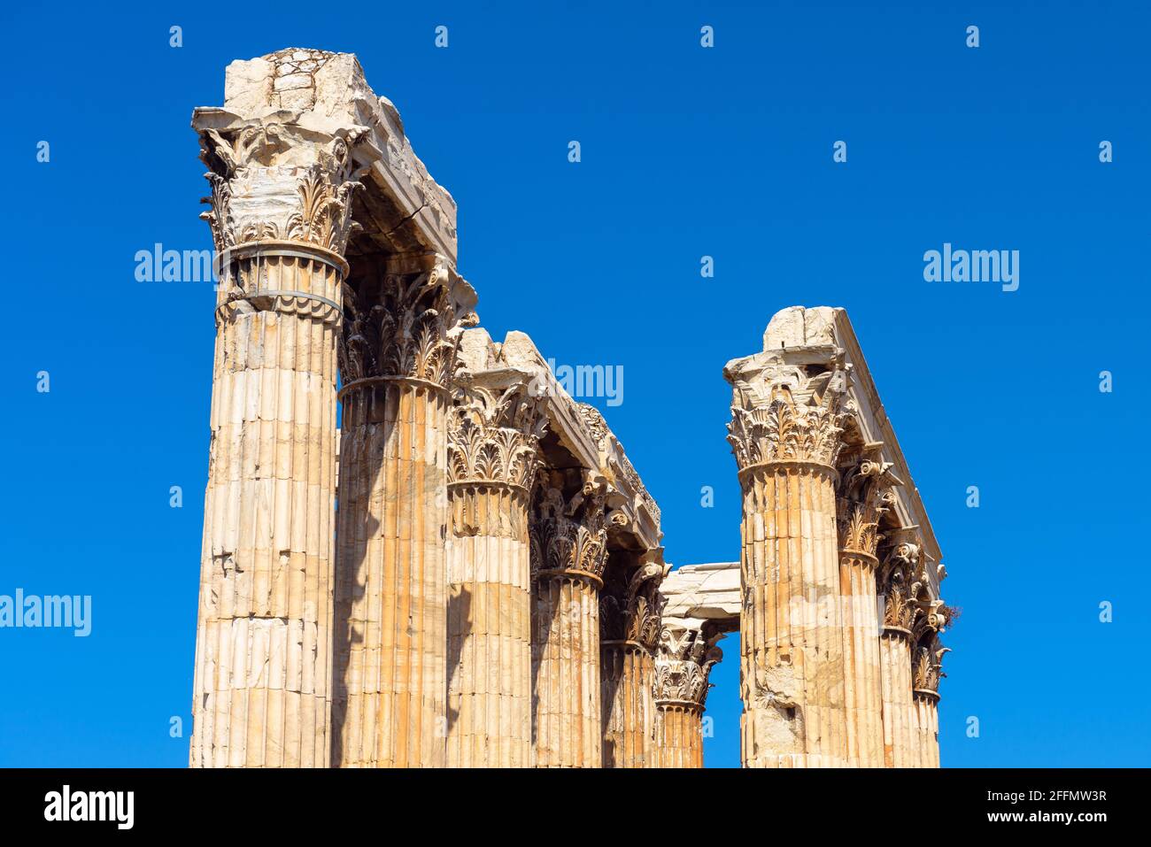 Tempel des Olympischen Zeus, Athen, Griechenland. Klassische korinthische Säulen auf blauem Himmel Hintergrund. Altes griechisches Gebäude von Zeus oder Olympieion ist berühmt l Stockfoto