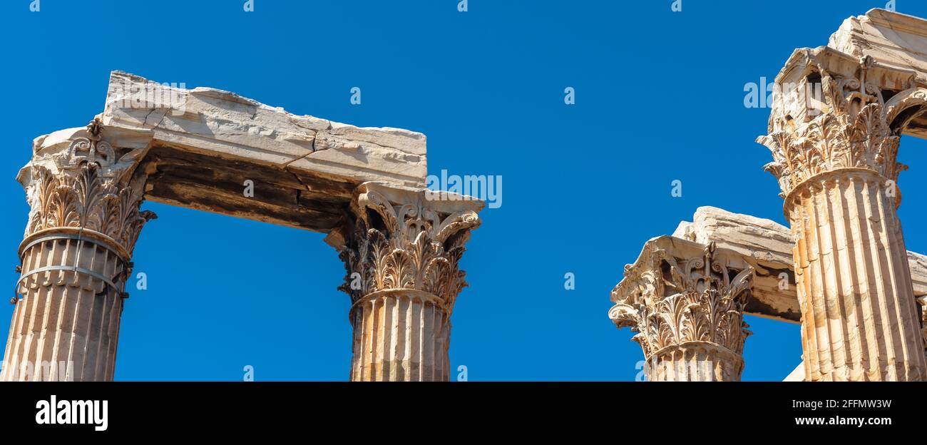 Antiker Tempel des olympischen Zeus, Athen, Griechenland. Panoramablick auf korinthische Säulen auf blauem Himmel im Hintergrund. Das klassische griechische Zeus-Gebäude ist berühmt Stockfoto