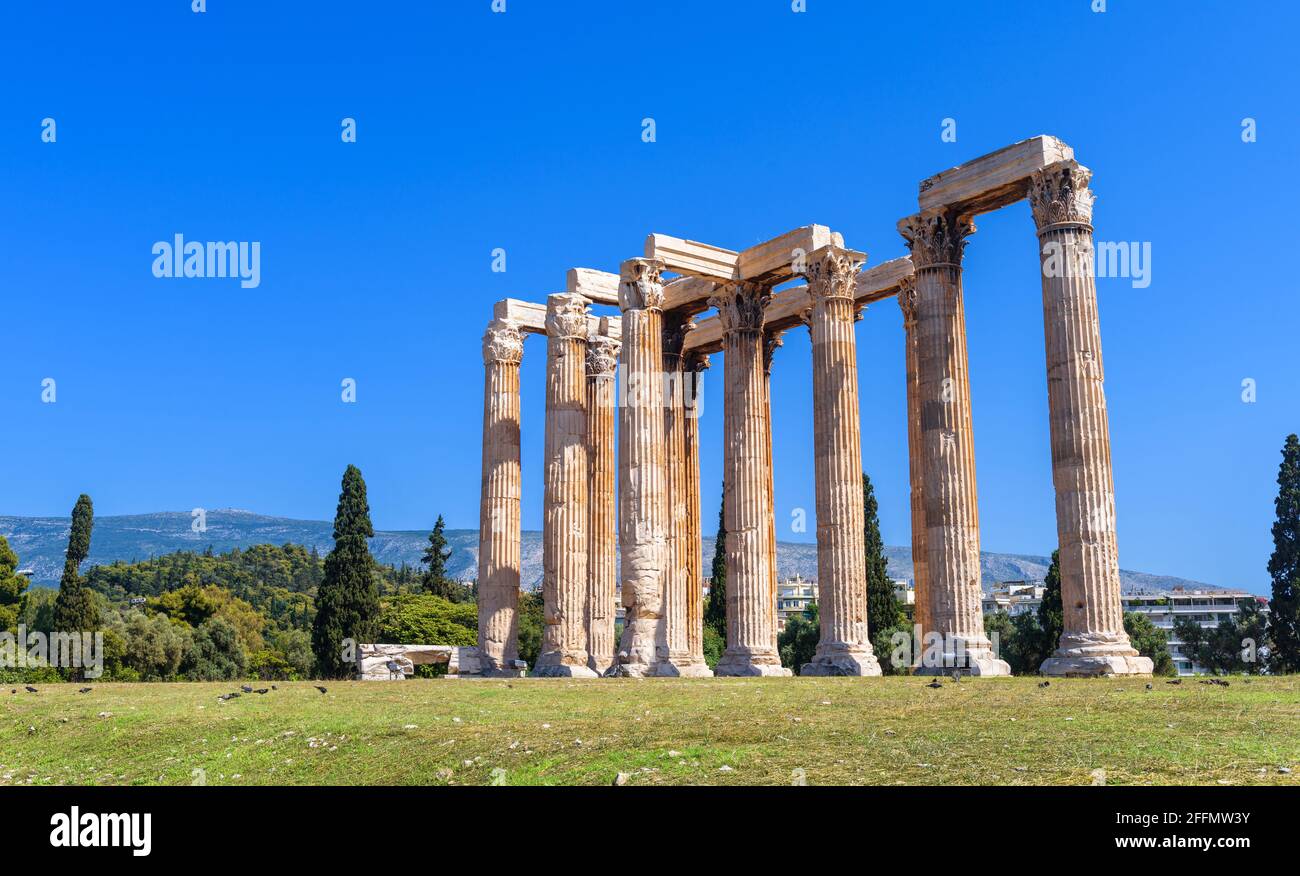 Tempel des olympischen Zeus in Athen, Griechenland, Europa. Das antike Zeus-Gebäude ist ein berühmtes Wahrzeichen des alten Athen. Landschaftlich schöner Blick auf die klassischen griechischen Ruinen Stockfoto