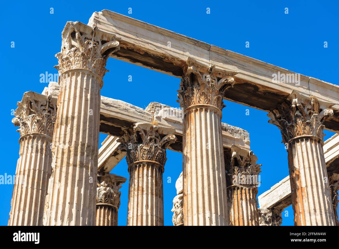 Antiker Tempel des olympischen Zeus, Athen, Griechenland. Korinthische Säulen auf blauem Himmel Hintergrund. Klassisches griechisches Gebäude von Zeus oder Olympieion ist berühmt l Stockfoto