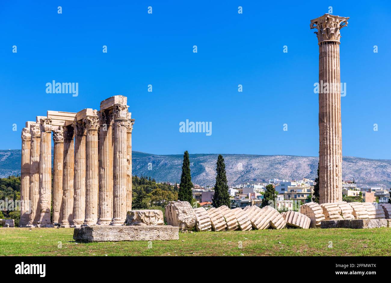 Gefallene Säulen des Tempels des Olympischen Zeus, Athen, Griechenland. Das antike Zeus- oder Olympieion-Gebäude ist ein berühmtes Wahrzeichen der Stadt. Klassische griechische Ruinen, m Stockfoto