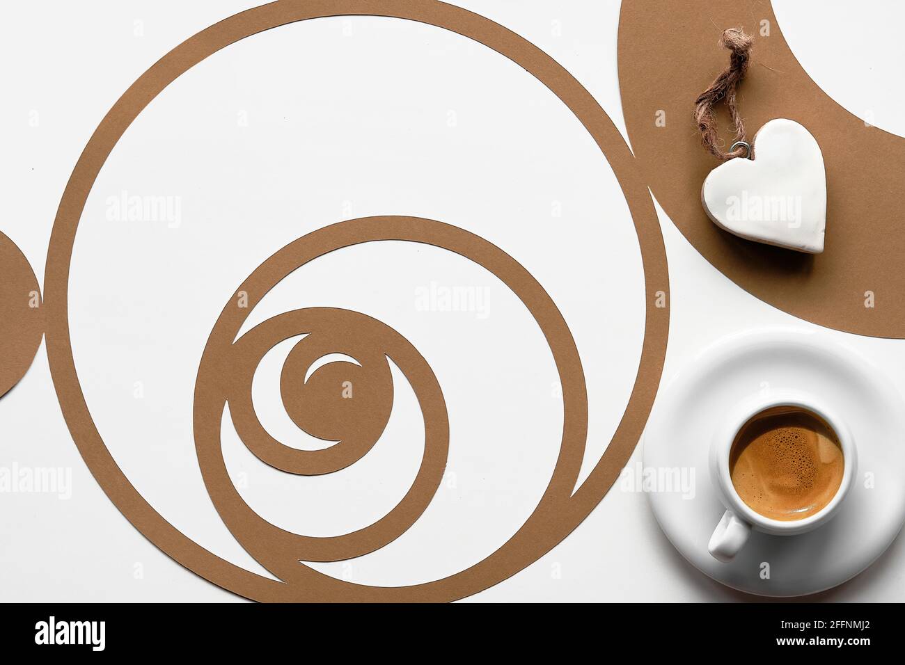 Kaffeetasse, Fibonacci-Sequenz Kreis mit Kaffeebohnen. Espresso, leckere Perfektion. Herzform. Golden Ratio Konzept, Papierkunst. Draufsicht, flach liegend Stockfoto