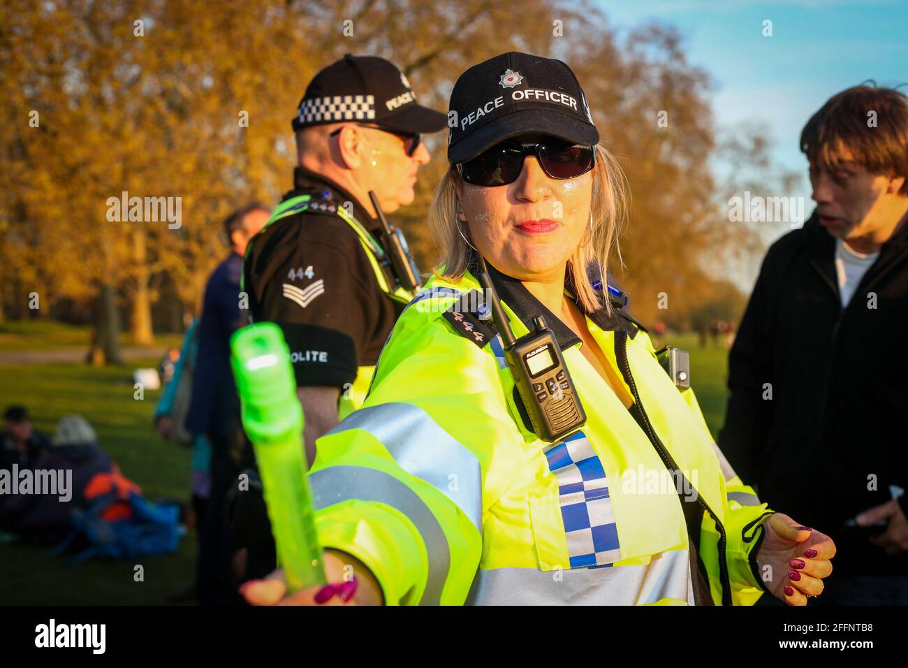 LONDON, ENGLAND, 24 2021. APRIL, Demonstranten stoßen bei Speakers Corner auf die Polizei, während Tausende in London an Unite for Freedom gegen COVID-19-Pässe und -Impfstoffe teilnehmen. Quelle: MI News & Sport /Alamy Live News Stockfoto