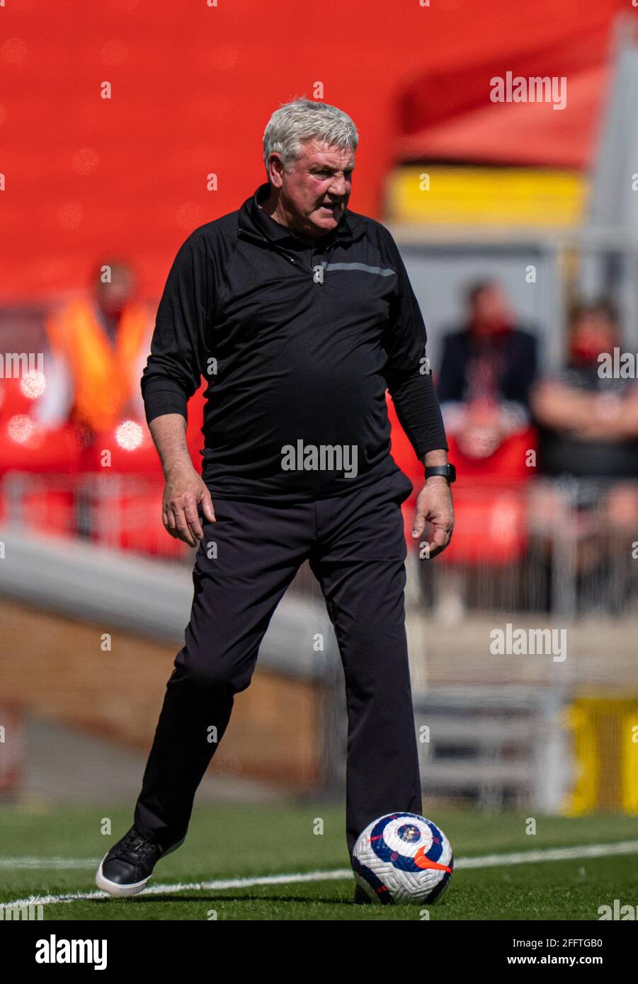 Liverpool. April 2021. Steve Bruce, der Manager von Newcastle United, wird am 24. April 2021 beim Premier League-Spiel zwischen Liverpool und Newcastle United in Anfield in Liverpool, Großbritannien, gesehen. Quelle: Xinhua/Alamy Live News Stockfoto