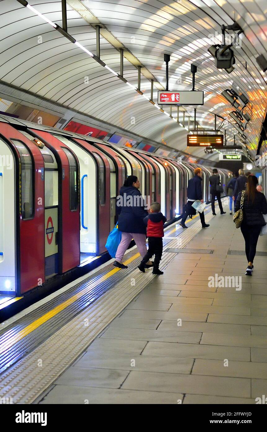 London, England, Vereinigtes Königreich. Passagiere, die an der Haltestelle Pimlico einen U-Bahn-Zug der Victoria Line verlassen. Stockfoto