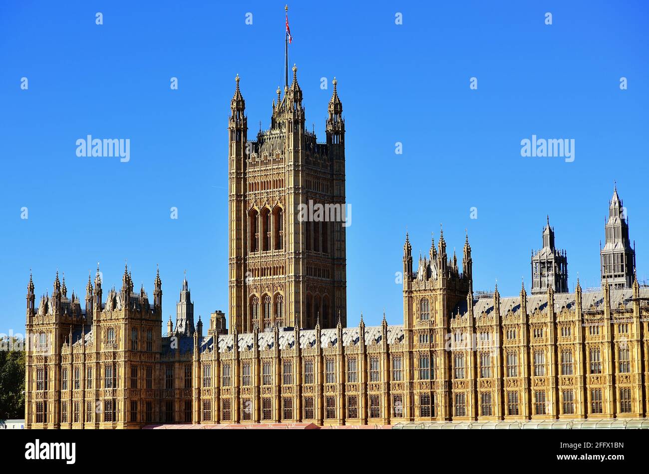 London, England, Vereinigtes Königreich. Victoria Tower und die Houses of Parliament. Der Victoria Tower befindet sich am Ende des Hauses der Herren. Stockfoto