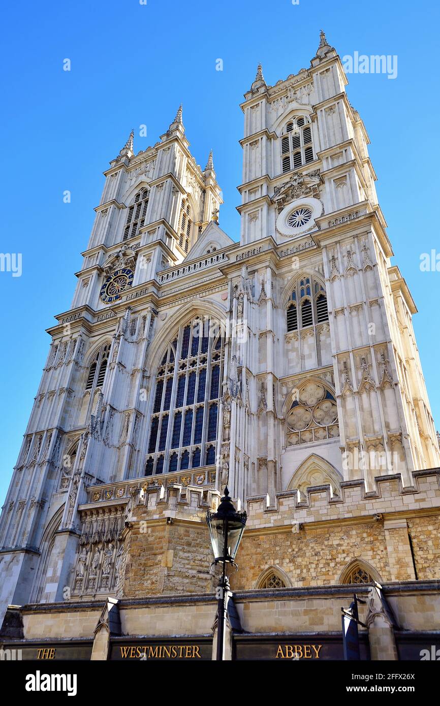 London, England, Vereinigtes Königreich. Die Westminster Abbey im gotischen Stil erhebt sich majestätisch inmitten von Westminster. Stockfoto