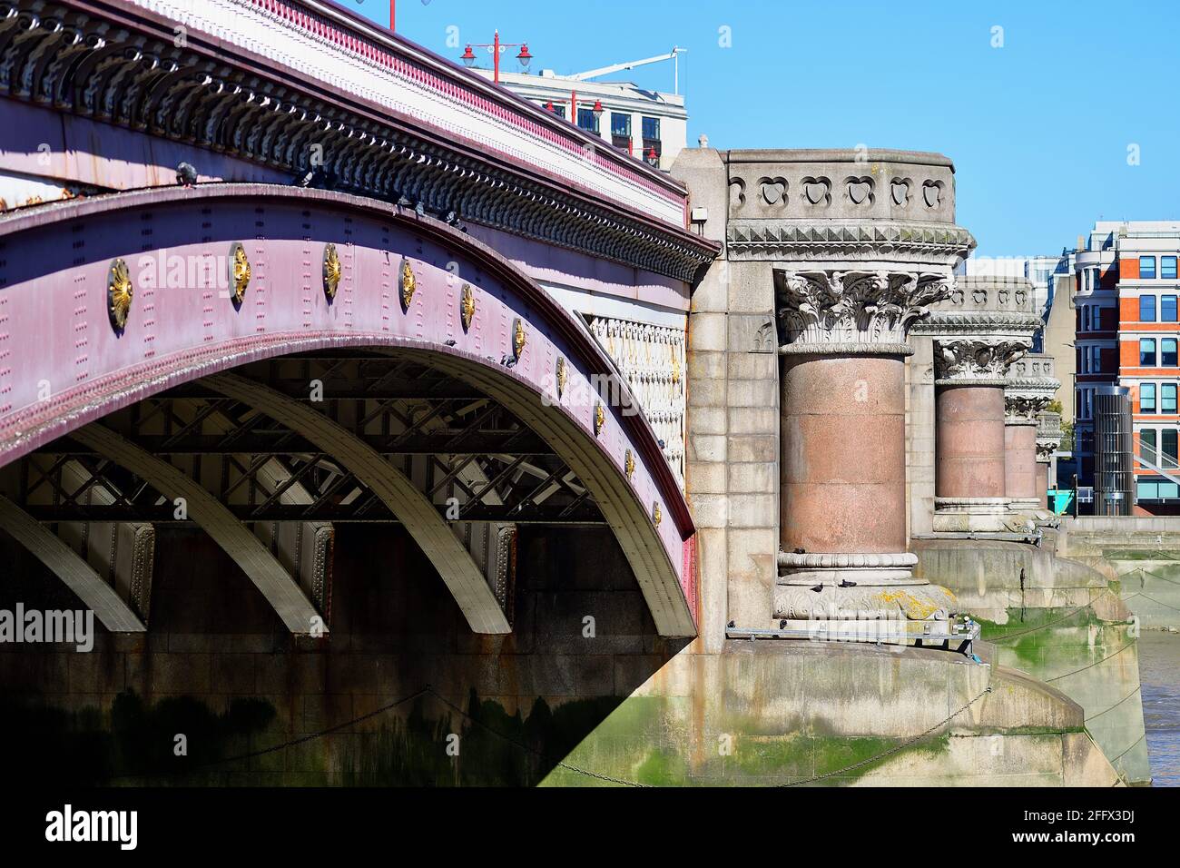 London, England, Vereinigtes Königreich. Nahaufnahme eines Abschnitts der Blackfriars Bridge über die Themse vom südlichen Ende der Brücke aus gesehen. Stockfoto