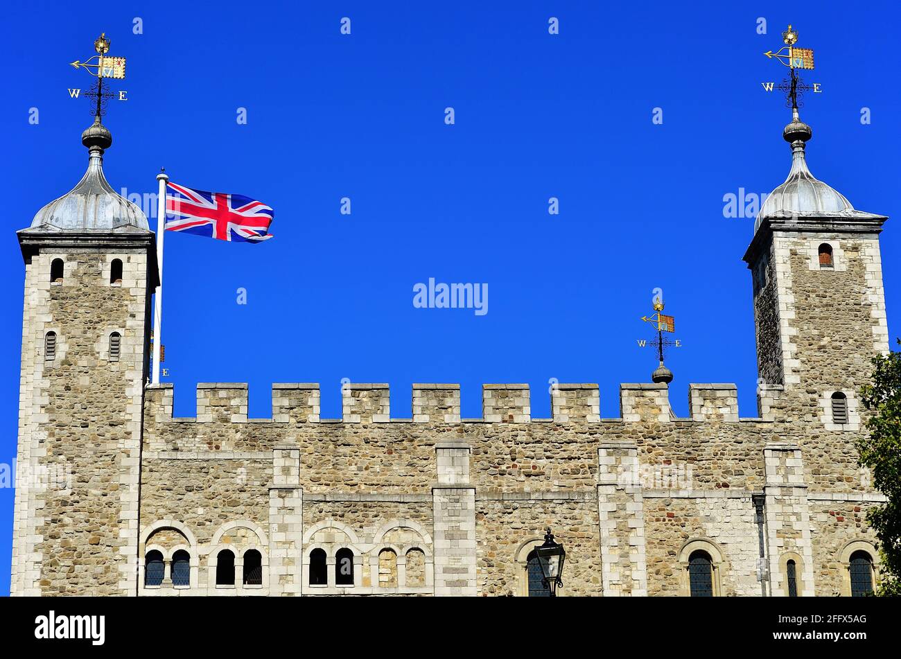 London, England, Vereinigtes Königreich. Weißer Turm im Inneren des Tower of London (offiziell als Königlicher Palast und Festung Ihrer Majestät bezeichnet) Stockfoto