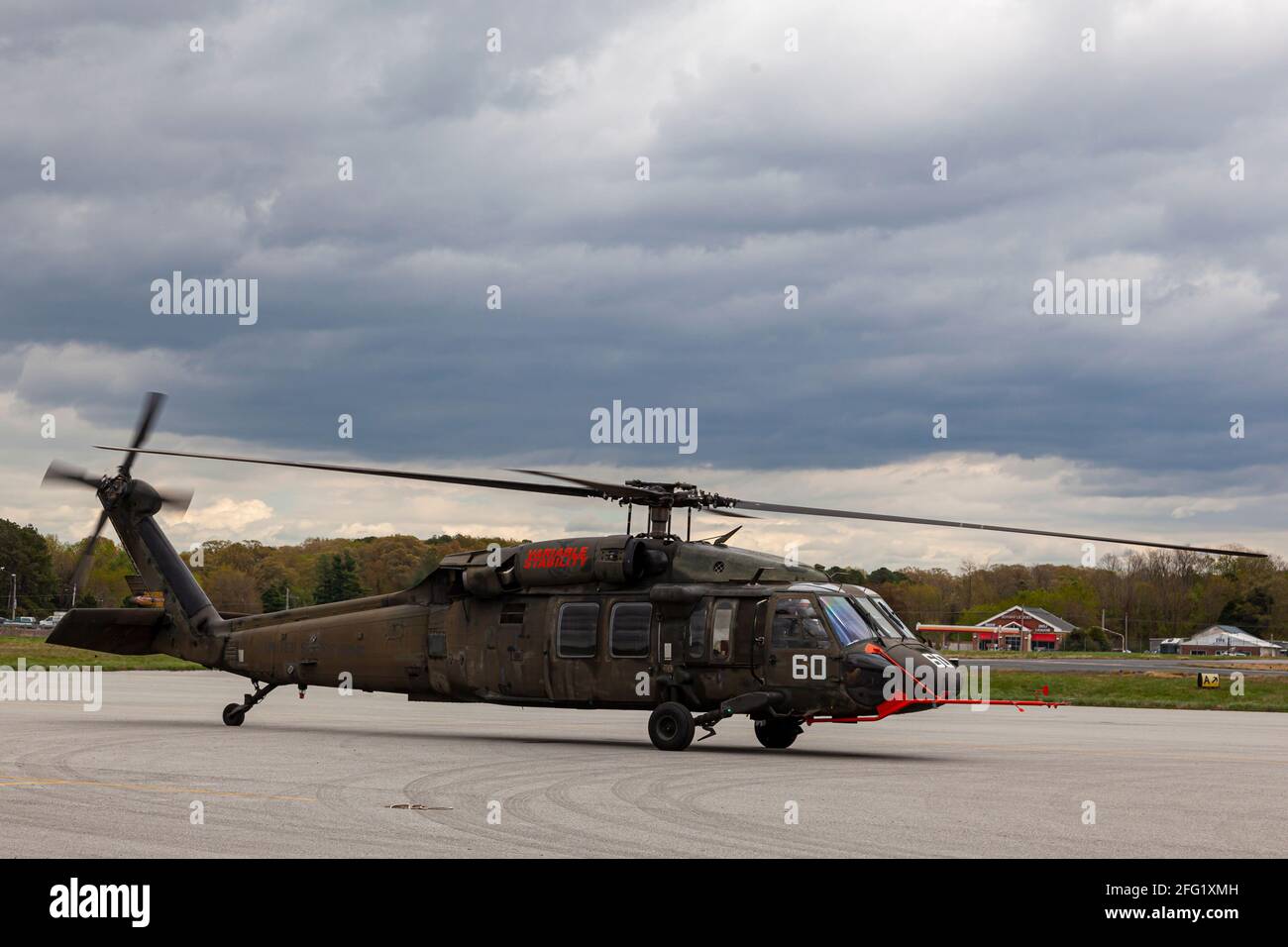 Easton, Maryland, USA, 04-16-2021: Ein Sikorsky UH-60 Black Hawk Helikopter macht sich bereit zum Start, indem er die Motoren und Propeller bei einem A anlässt Stockfoto