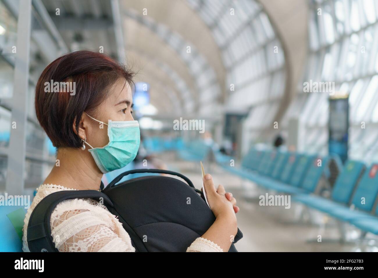 Neuer normaler Lebensstil, Flugreisende müssen Masken tragen, um zu schützen Covid-19 Stockfoto