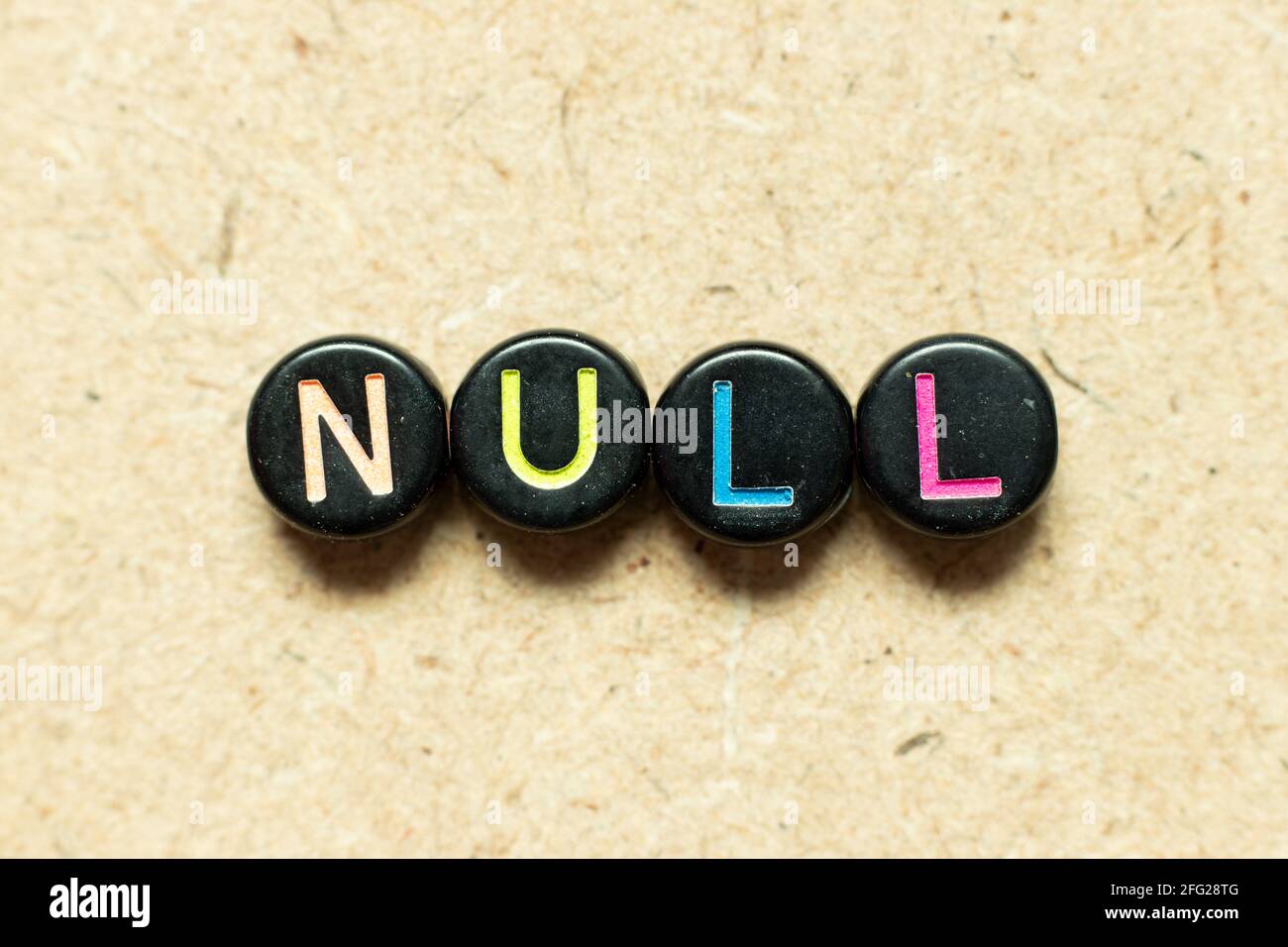 Schwarze Farbe rund Alphabet Buchstabenblock in Wort Null auf Holzhintergrund Stockfoto