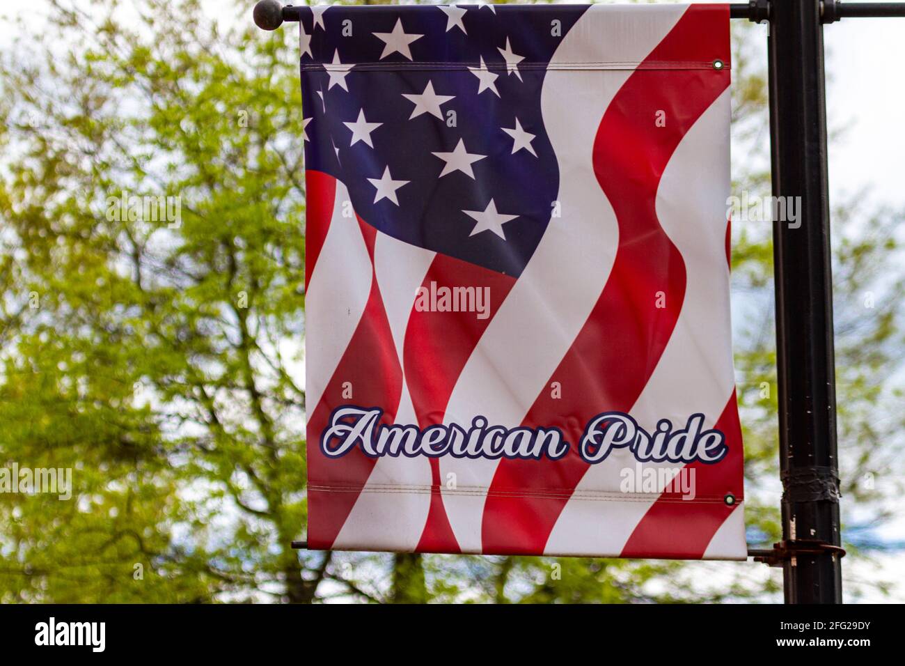 In der historischen Stadt Easton, Maryland, sind amerikanische Flaggen und amerikanische Pride-Banner zu sehen. Ein generisches Bild für konservative, patriotische, mili Stockfoto