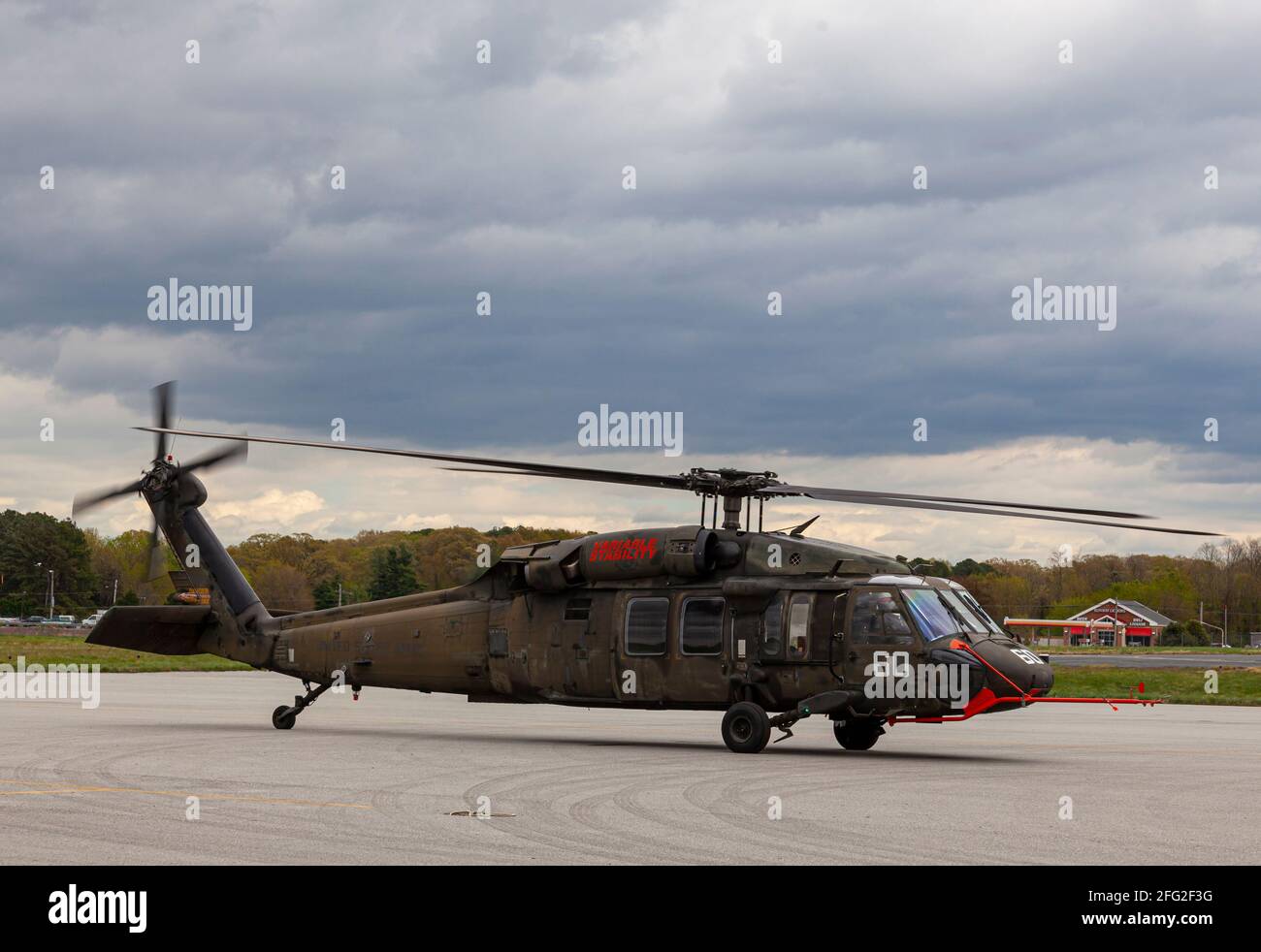 Easton, Maryland, USA, 04-16-2021: Ein Sikorsky UH-60 Black Hawk Helikopter macht sich bereit zum Start, indem er die Motoren und Propeller bei einem A anlässt Stockfoto