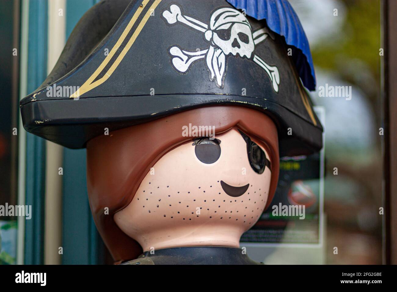 Nahaufnahme einer Piratenspielzeugfigur vor einem Geschäft, in dem Kinderspielzeug verkauft wird. Konzeptbild für Kreativität, Kinderentwicklung, Fantasie, r Stockfoto