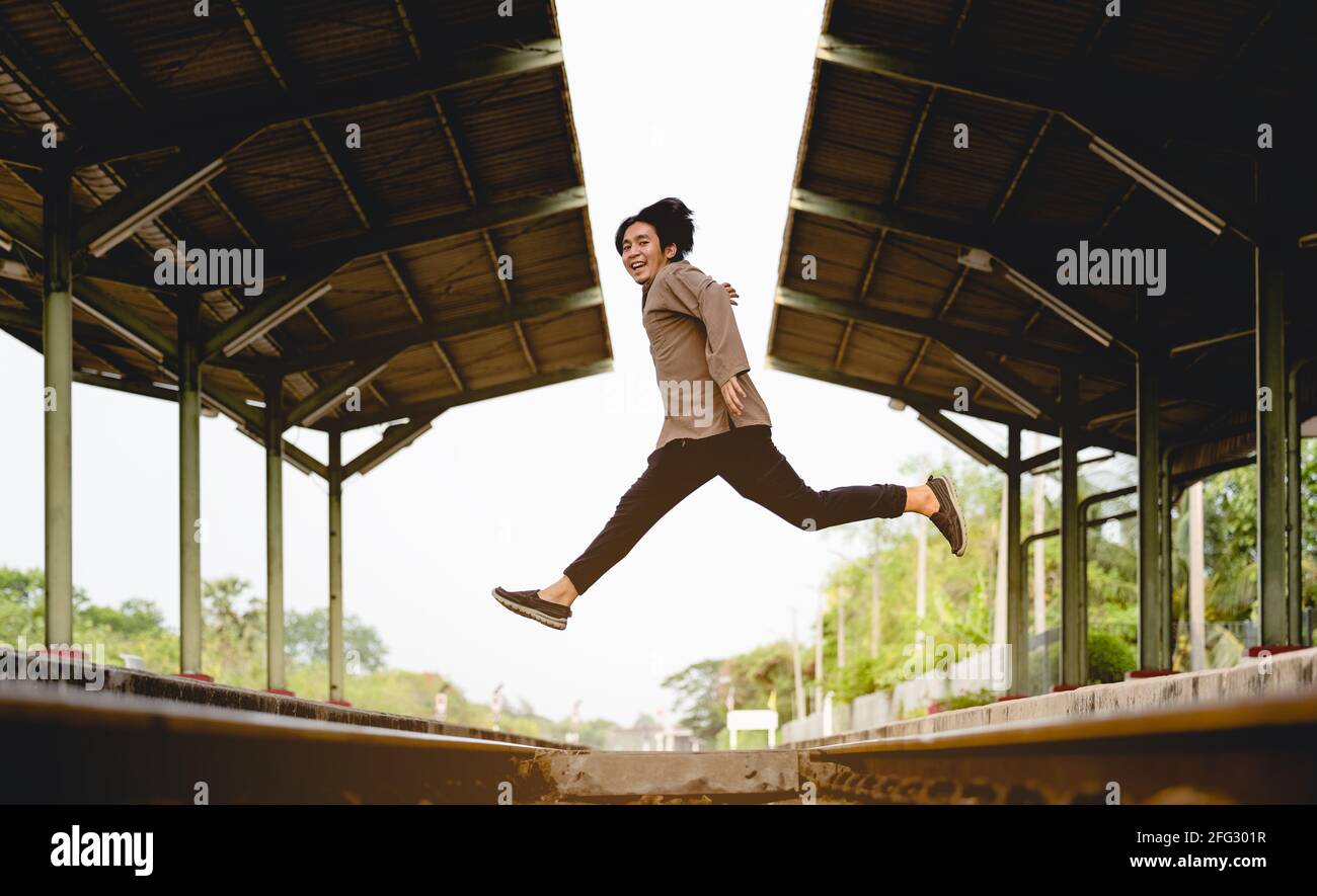 Mann springt auf der Bahn, Bild für Reise- und Lifestyle-Konzept Stockfoto