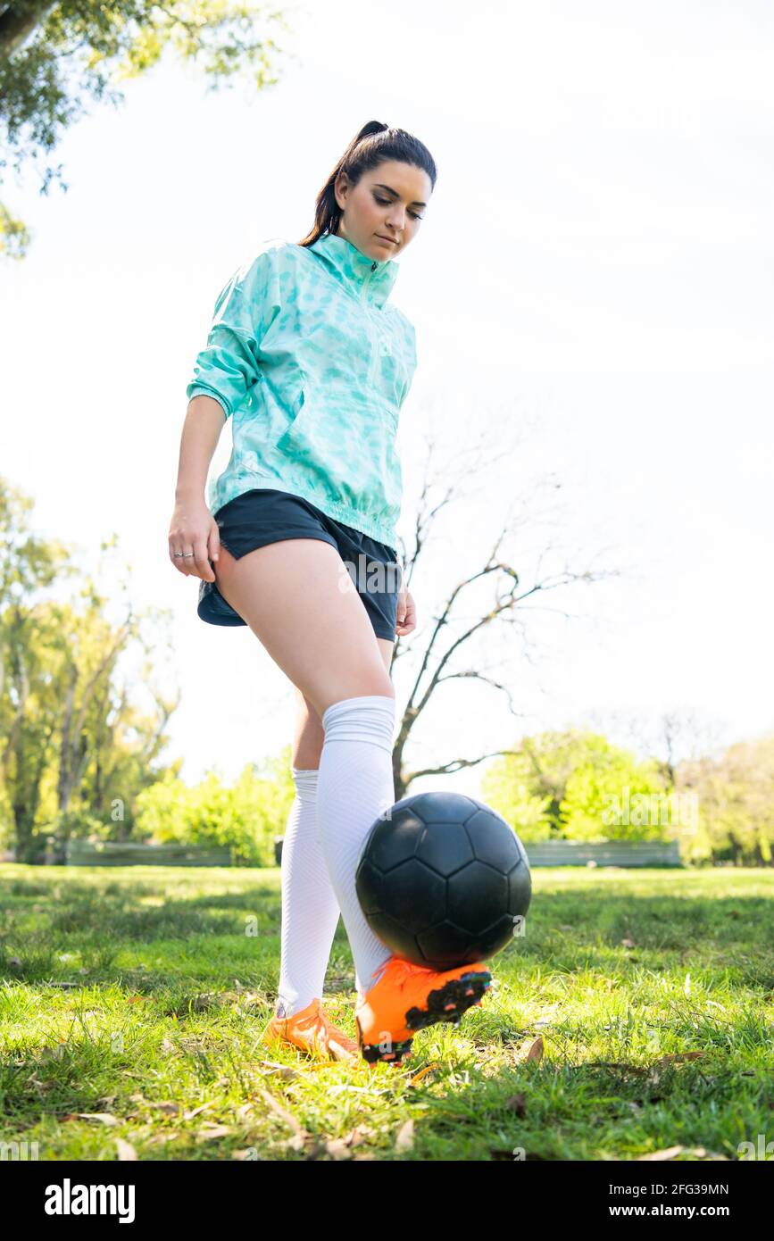 Junge Frau übt Fußball mit Ball. Stockfoto