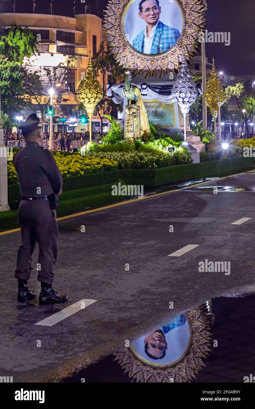 Polizei und Foto von König Bhumipol, Rama IX, Bangkok, Thailand Stockfoto