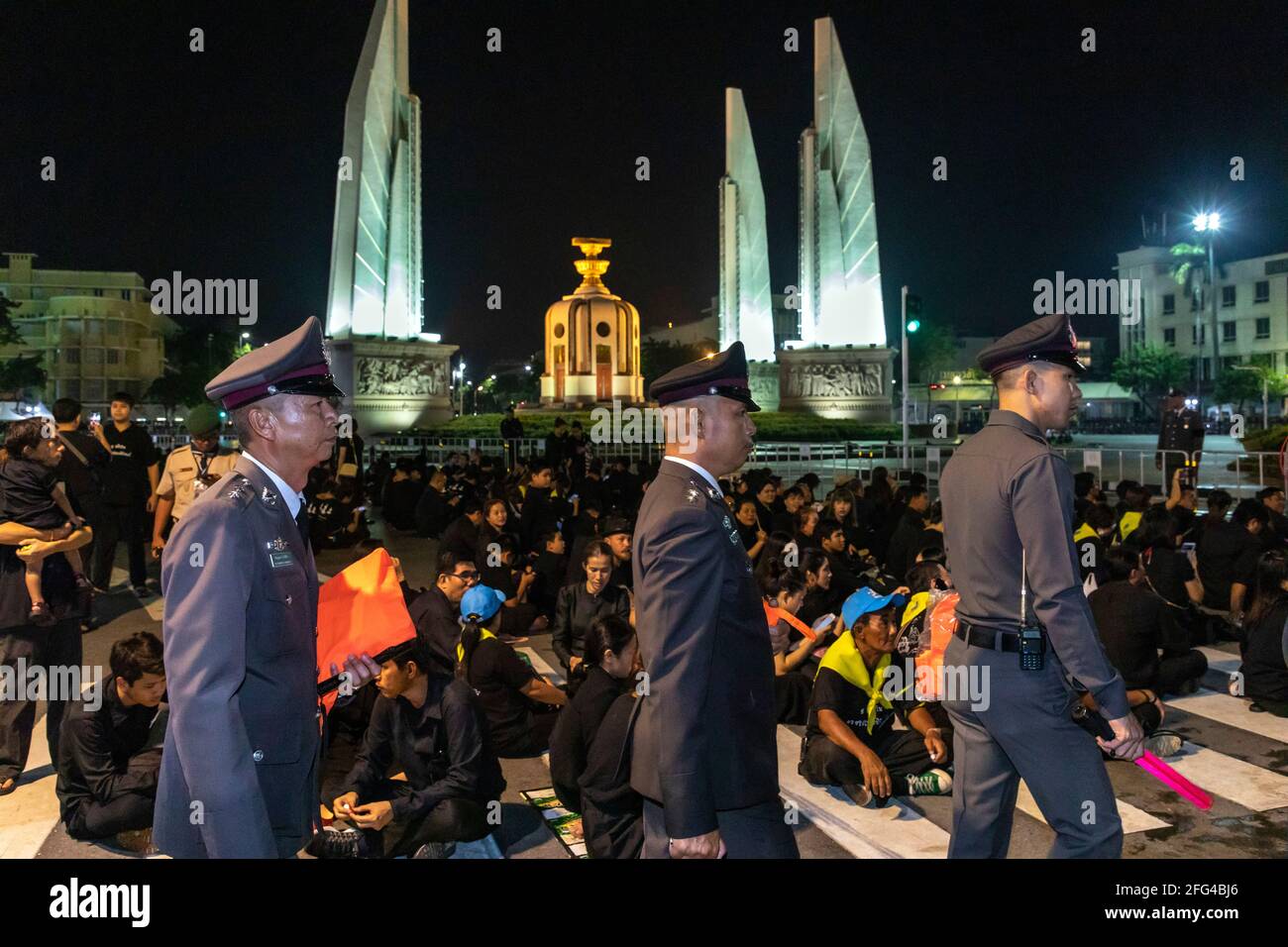 Polizei und Trauernde bei der Beerdigung von König Bhumipol, Rama IX, Bangkok, Thailand Stockfoto